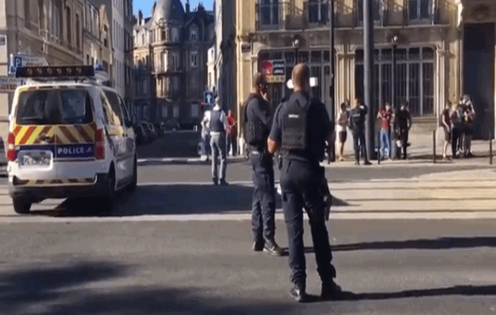 POLICIJA IH UBILA JER SU VOZILI U SUPROTNOM SMERU: Jeziva scena u centru Pariza, ODMAH pokrenuta istraga